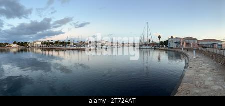 Vue panoramique sur le port de Mèze au lever du soleil, dans l'Hérault, Occitanie, France Banque D'Images