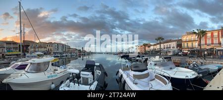 Vue panoramique sur le port de Mèze au lever du soleil, dans l'Hérault, Occitanie, France Banque D'Images