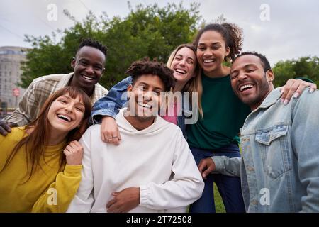Groupe multiracial d'amis à l'extérieur souriant et s'amusant. Étudiants internationaux heureux ensemble Banque D'Images