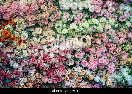 Les fleurs artificielles roses sont marquées à la main. C'est de la décoration. Banque D'Images