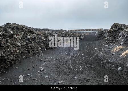 Le pont entre les continents à Sandvik, Islande. Il traverse le fossé qui s'élargit lentement entre les plaques tectoniques d'Europe et d'Amérique du Nord Banque D'Images