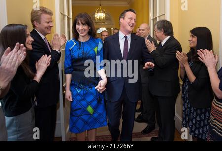 Photo du dossier datée du 08/05/15 le Premier ministre David Cameron et son épouse Samantha applaudi par le personnel à leur entrée au 10 Downing Street à Londres, alors qu'il entame son deuxième mandat en tant que Premier ministre. David Cameron a fait un retour spectaculaire au gouvernement en tant que ministre des Affaires étrangères dans un remaniement déclenché par la décision de Rishi Sunak de limoger Suella Braverman du Home Office. Date de parution : lundi 13 novembre 2023. Banque D'Images