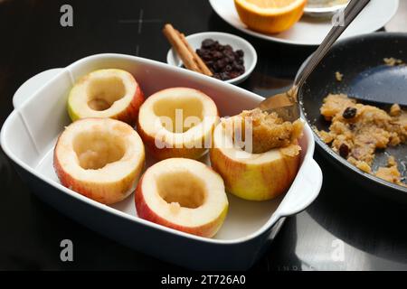 Les pommes sont remplies d'un mélange d'amandes et de miel, puis cuites au four, dessert d'hiver pour les vacances telles que Thanksgiving, Noël et nouveau Banque D'Images