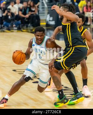 San Francisco, États-Unis. 12 novembre 2023. Anthony Edwards (L) du Minnesota Timberwolves fait une percée lors du match de saison régulière de la NBA 2023-2024 entre Minnesota Timberwolves et Golden State Warriors à San Francisco, Californie, États-Unis, le 12 novembre 2023. Crédit : Arthur Dong/Xinhua/Alamy Live News Banque D'Images