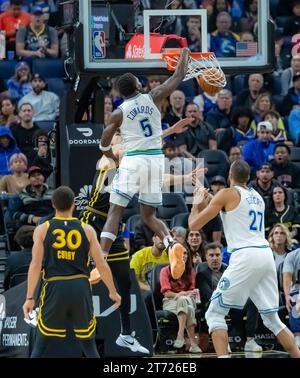 San Francisco, États-Unis. 12 novembre 2023. Anthony Edwards (C) du Minnesota Timberwolves dunks lors du match de saison régulière de la NBA 2023-2024 entre Minnesota Timberwolves et Golden State Warriors à San Francisco, Californie, États-Unis, le 12 novembre 2023. Crédit : Arthur Dong/Xinhua/Alamy Live News Banque D'Images