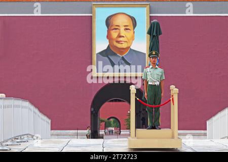 Pékin, Chine - 08 août 2018 : Garde derrière le portrait de Mao à l'entrée de la Cité interdite. Banque D'Images