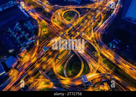 Vue aérienne de la circulation sur route massive intersection dans la nuit. Banque D'Images