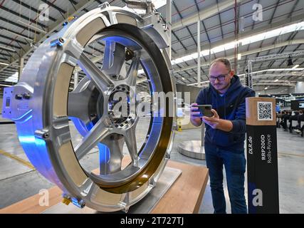 Cottbus, Allemagne. 13 novembre 2023. Un moteur électrique du constructeur Rolls-Royce est exposé à l’ouverture de l’environnement de test HEPCO (Hybrid Electric propulsion Cottbus) du Centre aérospatial allemand. Crédit : Patrick Pleul/dpa/Alamy Live News Banque D'Images