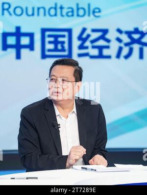 Pékin, Chine. 13 novembre 2023. Cette photo montre Wei Dong, chef du nouveau bureau pour le développement de l'économie privée de la Commission nationale pour le développement et la réforme (NDRC), qui s'est exprimé lors de la table ronde économique chinoise organisée par l'agence de presse Xinhua. Crédit : Chen Yehua/Xinhua/Alamy Live News Banque D'Images