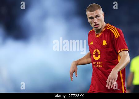 Rome, Italie. 12 novembre 2023. Rasmus Kristensen de Roma regarde lors du championnat italien Serie A match de football entre SS Lazio et AS Roma le 12 novembre 2023 au Stadio Olimpico à Rome, Italie - photo Federico Proietti/DPPI crédit : DPPI Media/Alamy Live News Banque D'Images