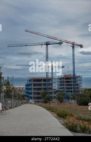 Bâtiments résidentiels en construction vu dans la matinée à Barcelone. Banque D'Images