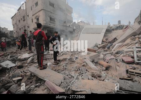 Camp de réfugiés de Bureij, Palestine. 13 novembre 2023. Des Palestiniens inspectent la maison détruite de la famille Ghanem, suite à une frappe aérienne israélienne sur le camp de réfugiés de Bureij les Palestiniens inspectent la maison détruite de la famille Ghanem, suite à une frappe aérienne israélienne sur le camp de réfugiés de Bureij, au centre de la bande de Gaza, le 13 novembre 2023. Israël est confronté à une pression internationale intense pour minimiser les souffrances des civils dans le cadre d’une opération aérienne et terrestre massive qui, selon les autorités du Hamas, a déjà tué plus de 11 000 personnes, dont des milliers d’enfants. Crédit : Imago/Alamy Live News Banque D'Images