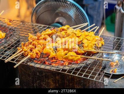 Brochettes grillées calmar sur la grille du gril / délicieux calmar de fruits de mer grillé sur le marché des aliments de rue Banque D'Images