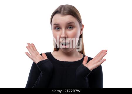 Surprise pré-adolescente avec les cheveux bruns étend ses mains Banque D'Images