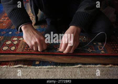 Kaboul, Afghanistan. 8 novembre 2023. Un homme tisse un tapis à Kaboul, Afghanistan, le 8 novembre 2023. POUR ALLER AVEC 'Feature : les Afghans dans l'industrie du tapis regardant le marché chinois pour augmenter l'interaction' crédit : Saifurahman Safi/Xinhua/Alamy Live News Banque D'Images