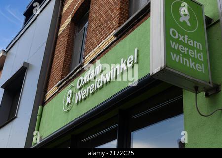 DENDERMONDE, BELGIQUE ; 8 NOVEMBRE 2023 : vue extérieure d'un Oxfam 'wereldwinkell' (magasin du monde) en Flandre. Au magasin du monde, vous pouvez acheter de la nourriture et de l'artisanat Banque D'Images