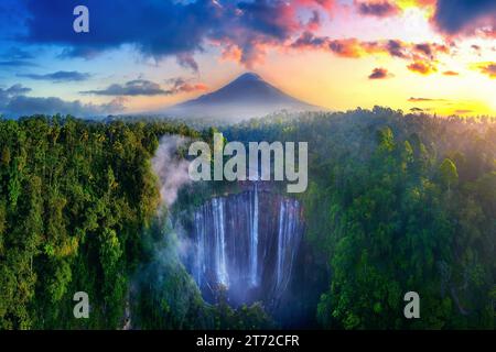 Cascade Tumpak Sewu et montagne Semeru au lever du soleil, Indonésie. Banque D'Images