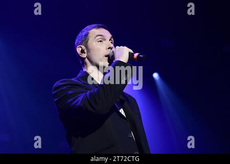 Roma, Italie. 12 novembre 2023. Thomas de Gasperi du duo italien Zero Assoluto sur scène du Palazzo dello Sport Credit : Independent photo Agency/Alamy Live News Banque D'Images