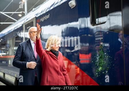 Wien, Österreich. 13 novembre 2023. Präsentation und Premierenfahrt der neuen Nightjet Generation, ÖBB : Nightjet der neuer Generation feiert mit Österreich Tour Weltpremiere, Wien Hauptbahnhof. Bild zeigt Ã BB CEO Andreas Matthä Links und Klimaschutzministerin Leonore Gewessler rechts. *** Vienne, Autriche 13 novembre 2023 Présentation et premier voyage de la nouvelle génération Nightjet, ÖBB Nightjet de la nouvelle génération célèbre sa première mondiale avec Austria Tour, Vienna Central Station photo montre Ã BB CEO Andreas Matthä à gauche et le ministre de la protection du climat Leonore Gewessler sur la plate-forme Banque D'Images