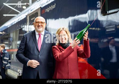 Wien, Österreich. 13 novembre 2023. Präsentation und Premierenfahrt der neuen Nightjet Generation, ÖBB : Nightjet der neuer Generation feiert mit Österreich Tour Weltpremiere, Wien Hauptbahnhof. Bild zeigt Ã BB CEO Andreas Matthä Links und Klimaschutzministerin Leonore Gewessler rechts. *** Vienne, Autriche 13 novembre 2023 Présentation et premier voyage de la nouvelle génération Nightjet, ÖBB Nightjet de la nouvelle génération célèbre sa première mondiale avec Austria Tour, Vienna Central Station photo montre Ã BB CEO Andreas Matthä à gauche et le ministre de la protection du climat Leonore Gewessler sur la plate-forme Banque D'Images