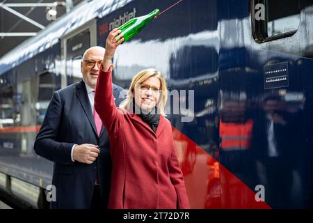 Wien, Österreich. 13 novembre 2023. Präsentation und Premierenfahrt der neuen Nightjet Generation, ÖBB : Nightjet der neuer Generation feiert mit Österreich Tour Weltpremiere, Wien Hauptbahnhof. Bild zeigt Ã BB CEO Andreas Matthä Links und Klimaschutzministerin Leonore Gewessler rechts. *** Vienne, Autriche 13 novembre 2023 Présentation et premier voyage de la nouvelle génération Nightjet, ÖBB Nightjet de la nouvelle génération célèbre sa première mondiale avec Austria Tour, Vienna Central Station photo montre Ã BB CEO Andreas Matthä à gauche et le ministre de la protection du climat Leonore Gewessler sur la plate-forme Banque D'Images