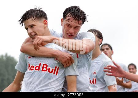 Milan, Italie. 24 octobre 2023. Jano Zeteny du FC Salzbourg célèbre avec ses coéquipiers après avoir marqué pour donner à l'équipe une avance de 2-0 lors du match de l'UEFA Youth League au Youth Development Centre de Milan. Le crédit photo devrait se lire : Jonathan Moscrop/Sportimage crédit : Sportimage Ltd/Alamy Live News Banque D'Images