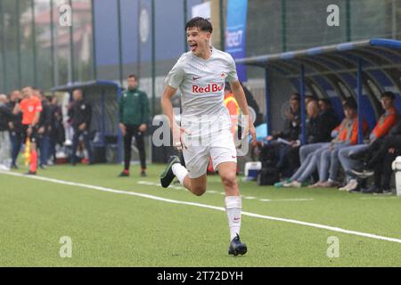 Milan, Italie. 24 octobre 2023. Jano Zeteny du FC Salzbourg célèbre après avoir marqué pour donner à l'équipe une avance de 2-0 lors du match de l'UEFA Youth League au Youth Development Centre de Milan. Le crédit photo devrait se lire : Jonathan Moscrop/Sportimage crédit : Sportimage Ltd/Alamy Live News Banque D'Images