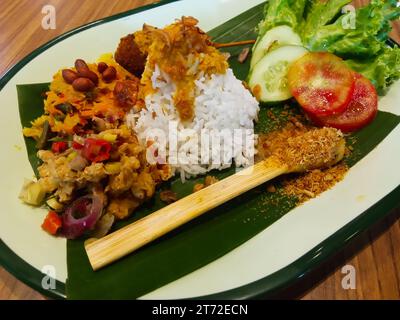 Nasi Campur Bali Vegan - riz mélangé végétalien balinais. Une nourriture balinaise populaire sous la forme de riz avec divers plats d'accompagnement, cette version est servie pour t Banque D'Images