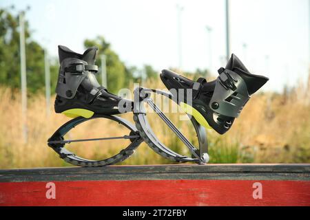 Bottes de saut kangoo élégantes dans le parc d'entraînement Banque D'Images