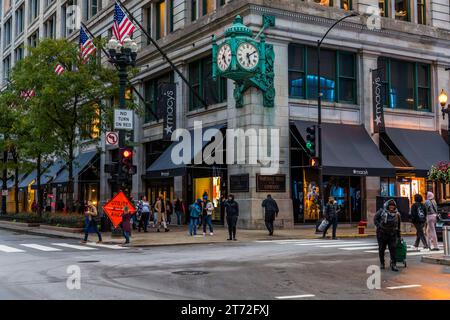 Horloge emblématique du Marshall Field Building (qui abrite maintenant Macy's) sur State Street dans le quartier Loop de Chicago, Illinois, États-Unis. Depuis 1897, l'horloge de l'un des premiers grands magasins de Chicago est un lieu de rencontre depuis des générations : « rencontrons-nous sous l'horloge Marshall Field ». The Clock au coin du grand magasin Macy's (anciennement Marshall Field) à Chicago, aux États-Unis Banque D'Images