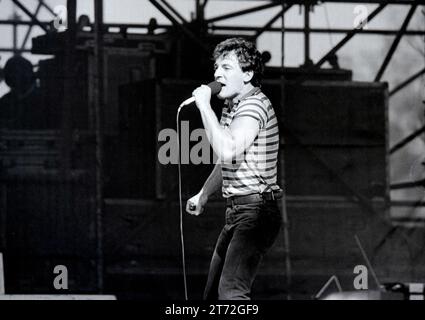 Bruce Springsteen et le E-Streetband se produisant au château de Slane en Irlande. 01-06-1985. vvbvanbree fotografie Banque D'Images