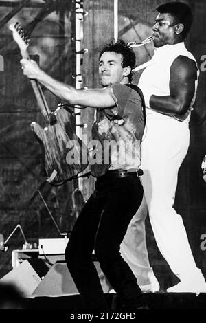 Bruce Springsteen et le E-Streetband se produisant au château de Slane en Irlande. 01-06-1985. vvbvanbree fotografie Banque D'Images