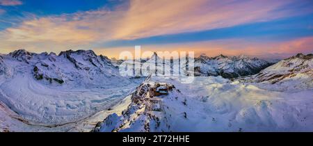 Panoramique du Cervin et des alpes suisses à Zermatt, Suisse. Matterhorn au coucher du soleil. Banque D'Images