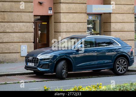 OSTRAVA, RÉPUBLIQUE TCHÈQUE - 21 AOÛT 2023 : Audi Q8 SUV de luxe stationné dans les rues d'Ostrava Banque D'Images