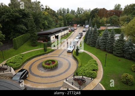 LVIV, UKRAINE - 11 SEPTEMBRE 2022 Un jardin paysager pittoresque à la citadelle de Lviv. Fortification bâtiment défensif en briques du Moyen âge. Canons médiévaux en fonte avec anneaux en bois Banque D'Images