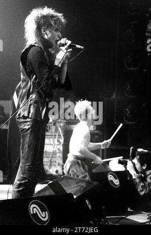 Einsturzende Neubauten en concert à de Doelen à Rotterdam Hollend pendant la festval Pandora's Music Box Blixa Bargeld Performing.11-09-1985. vvbvan Banque D'Images