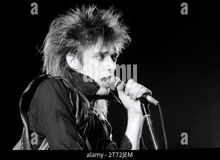 Einsturzende Neubauten en concert à de Doelen à Rotterdam Hollend pendant la festval Pandora's Music Box Blixa Bargeld Performing.11-09-1985. vvbvan Banque D'Images