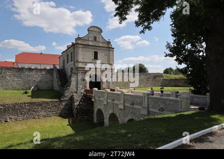 TERNOPIL, UKRAINE - 23 AOÛT 2023 Forteresse médiévale à Zbarazh, région de Ternopil, Ukraine occidentale Château construit à l'époque de la République polono-lituanienne Banque D'Images