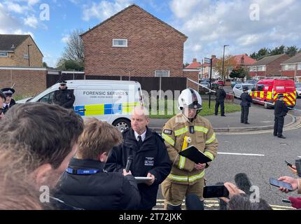 Le surintendant principal de la police métropolitaine Sean Wilson avec Jonathan Smith de la London Fire Brigade s'adressant aux médias sur les lieux après un incendie de maison à Channel Close, Hounslow, dans lequel cinq personnes sont mortes. Dix pompiers et environ 70 pompiers ont été appelés à l'incendie, à 10 h 26 dimanche, a déclaré la brigade des pompiers de Londres. Date de la photo : lundi 13 novembre 2023. Banque D'Images