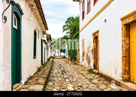 Vieille rue avec des maisons historiques de style colonial et pavés dans la célèbre ville de Paraty dans l'état de Rio de Janeiro Banque D'Images