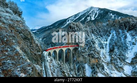 Paysage de train passant par la célèbre montagne à Filisur, Suisse. Landwasser Viaduc patrimoine mondial avec train express dans les Alpes suisses neige wi Banque D'Images