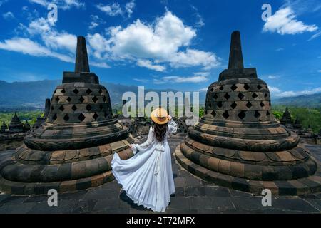 Visite touristique dans l'ancien plus grand temple bouddhiste Borobudur à Java Indonésie. Banque D'Images