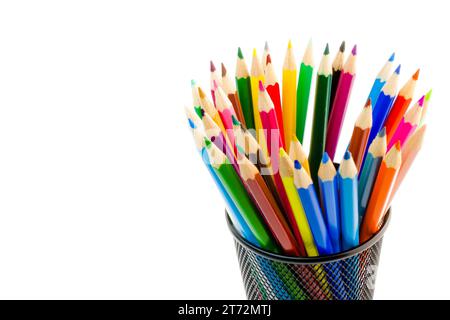 pile de crayons de couleur à l'intérieur du conteneur sur fond blanc avec espace pour le texte Banque D'Images