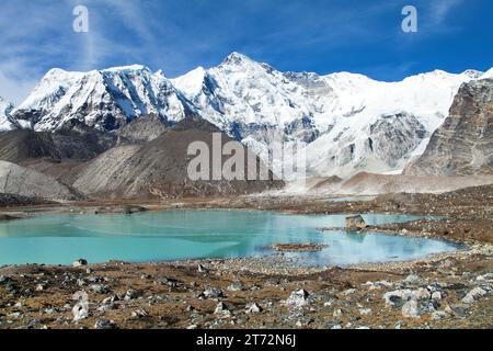 Belle vue panoramique sur le mont Cho Oyu et le lac dans le camp de base de Cho Oyu, parc national Sagarmatha, vallée de Gokyo, vallée de Khumbu, Népal Himalaya mounta Banque D'Images