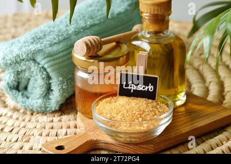 Gommage à lèvres maison à base de sucre brun, miel et huile d'olive - ingrédients naturels pour produit de beauté DIY Banque D'Images