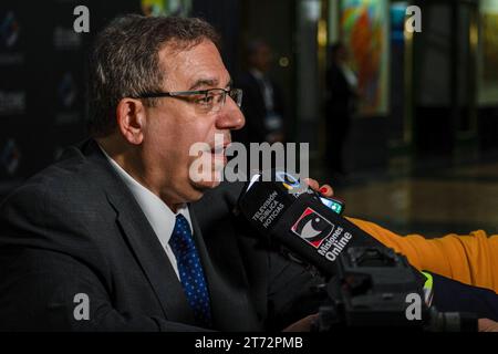 Buenos Aires, Argentine, Argentine. 12 novembre 2023. Argentine, Buenos Aires, 2023-11-12. L’économiste Carlos Maslaton s’entretient avec la presse avant d’entrer dans le débat présidentiel. Photo de Sebastian Hipperdinger/Faro collective/Sipa USA crédit : SIPA USA/Alamy Live News Banque D'Images