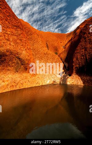 Mutitjulu Waterhole au pied du célèbre Uluru après une bonne pluie. Banque D'Images