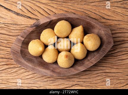 Coxinha, snack brésilien typique farci au poulet. Banque D'Images