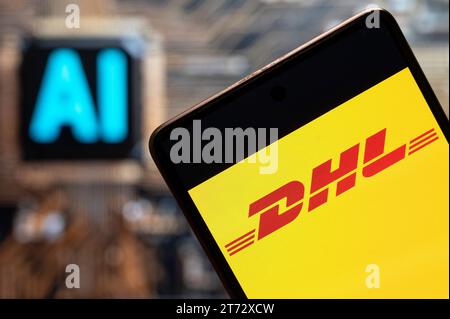 Dans cette illustration photo, le logo DHL de la société allemande de courrier express est affiché sur un smartphone avec une puce d'intelligence artificielle (IA) et un symbole en arrière-plan. Banque D'Images