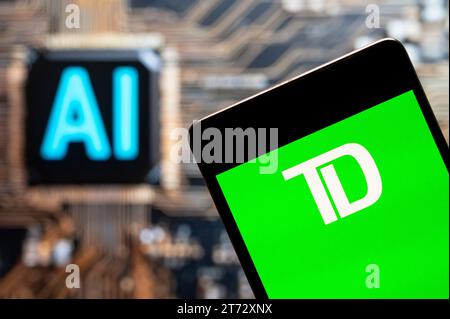 Chine. 03 novembre 2023. Sur cette photo, le logo de la multinationale canadienne de services bancaires et financiers Banque Toronto Dominion (TD) est affiché sur un téléphone intelligent avec une puce d'intelligence artificielle (IA) et un symbole à l'arrière-plan. (Photo de Budrul Chukrut/SOPA Images/Sipa USA) *** strictement à des fins éditoriales *** crédit : SIPA USA/Alamy Live News Banque D'Images